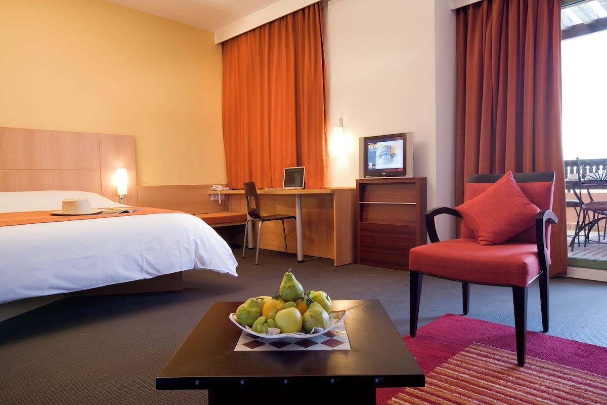 Peralatan tempat tidur premium, meja, seterika/papan seterika