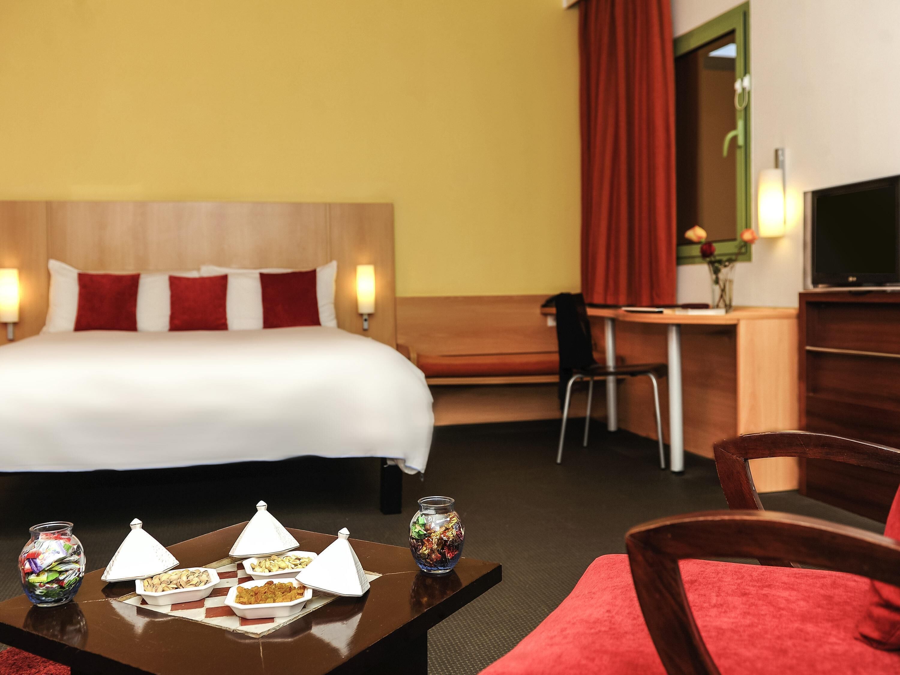 Juniorsvit - 1 dubbelsäng - utsikt mot bergen | Sängtillbehör av högsta kvalitet, skrivbord och strykjärn/strykbräda