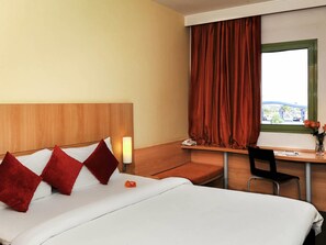 Sängtillbehör av högsta kvalitet, skrivbord och strykjärn/strykbräda