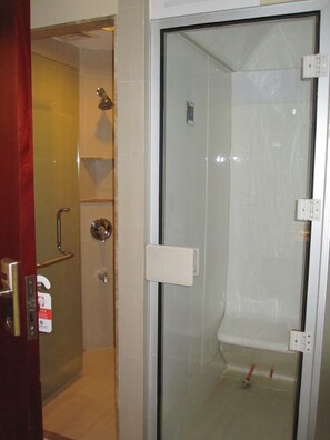 Bañera y ducha independientes y bañera profunda