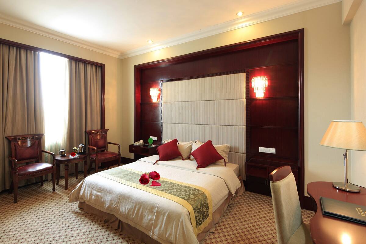 Suite Deluxe | Minibar, caja fuerte, escritorio y cortinas opacas