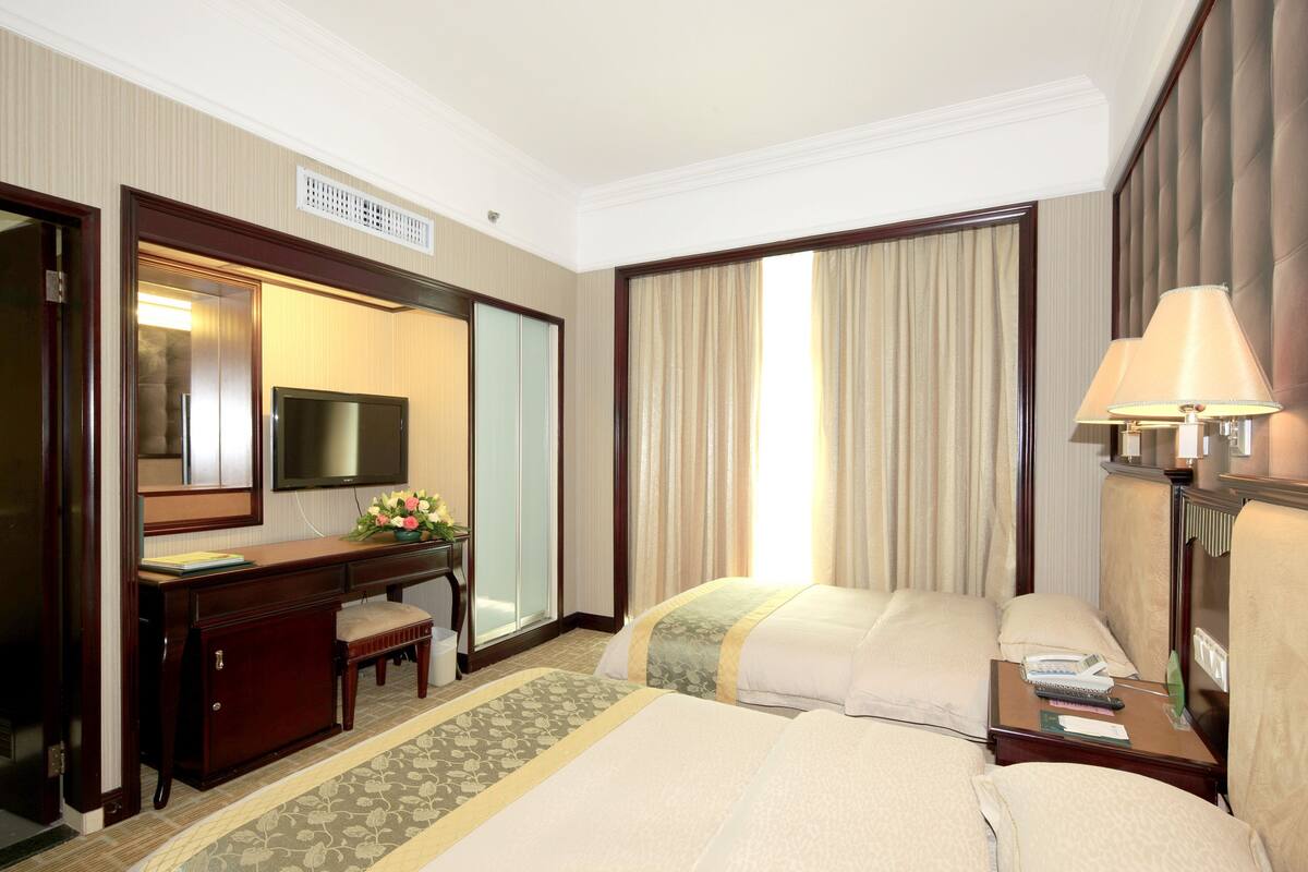 Habitación superior | Minibar, caja fuerte, escritorio y cortinas opacas