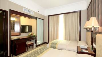 Habitación superior | Minibar, caja de seguridad en la habitación y escritorio