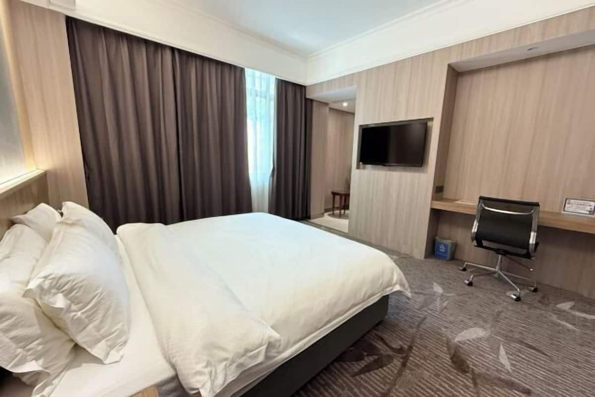Minibar, in-room safe, desk, blackout curtains