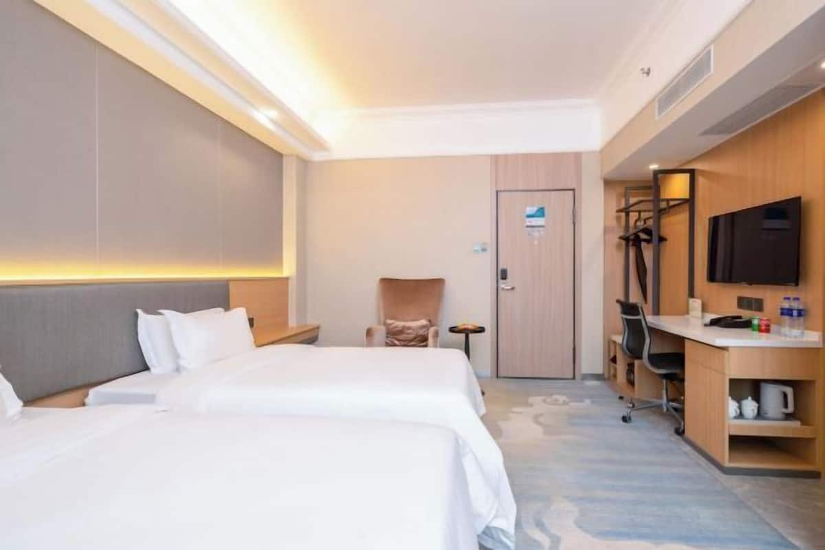 Minibar, caja fuerte, escritorio y cortinas opacas