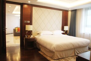 1 多间卧室、高档床上用品、客房内保险箱、办公桌