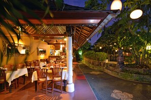 Bữa sáng buffet hàng ngày (75000 IDR/mỗi người)