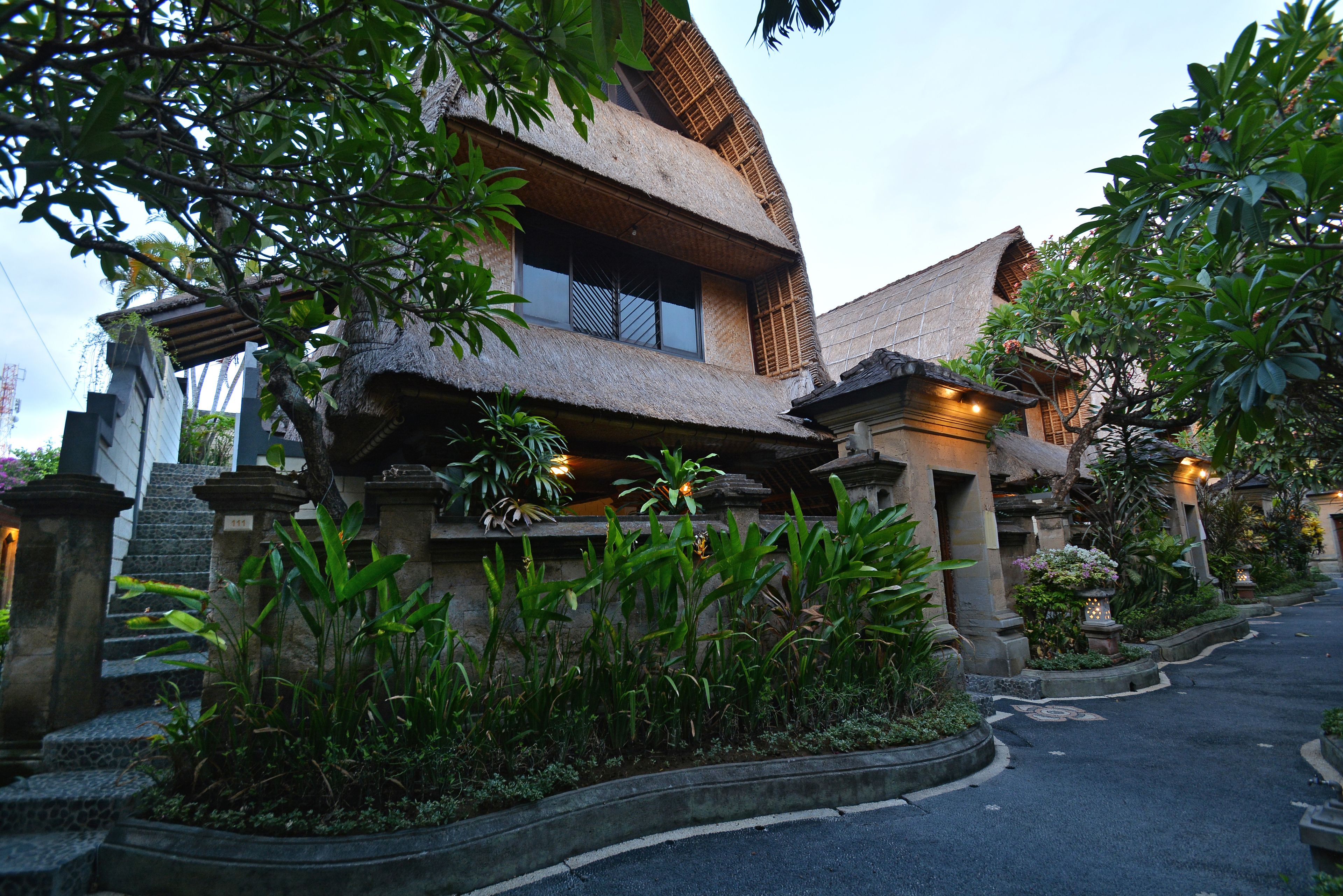 Brankas, meja kerja, dan tempat tidur bayi (biaya tambahan)