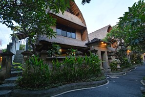 Caja fuerte, escritorio, cunas (de pago) y camas supletorias