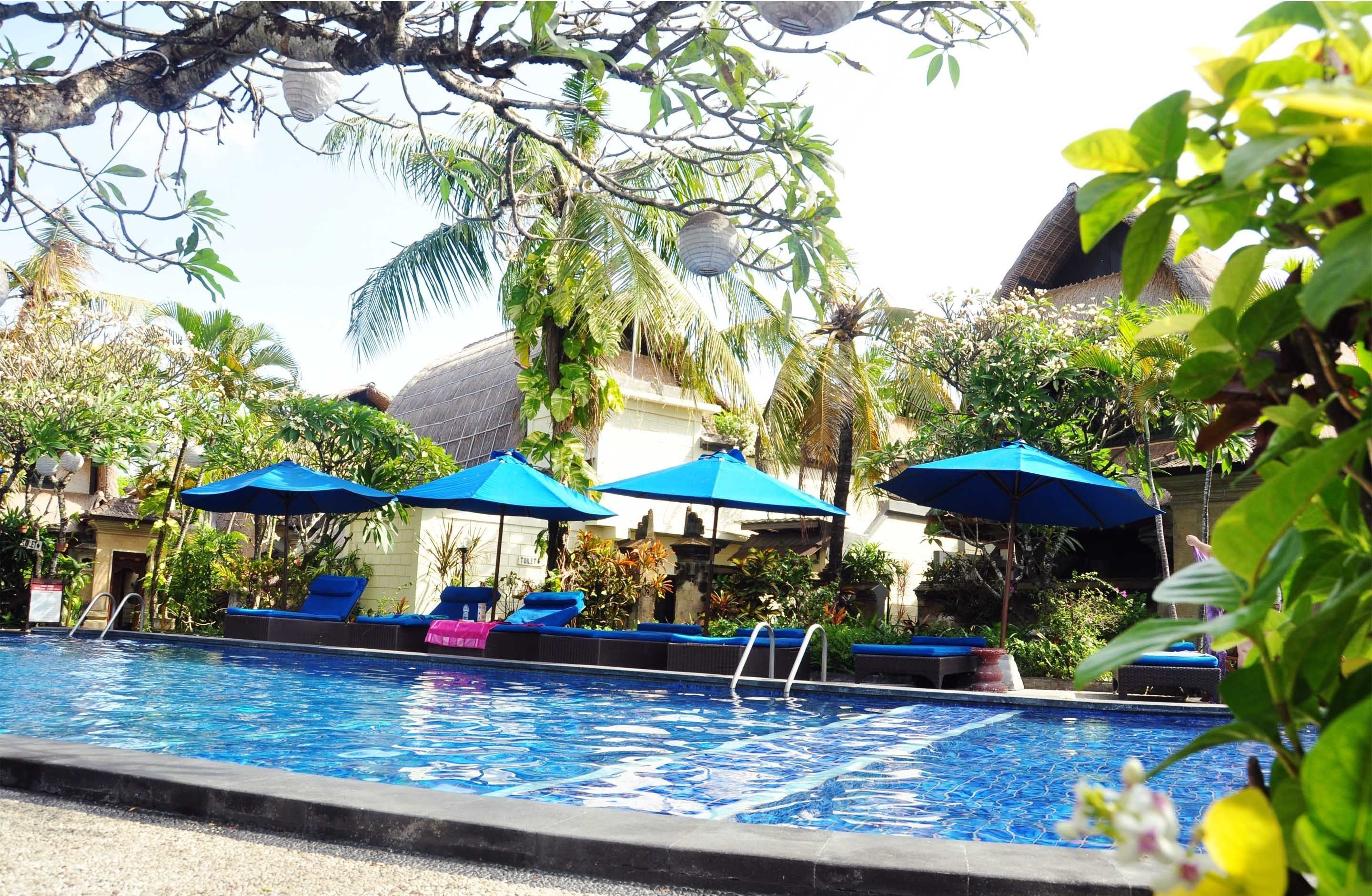 室外游泳池，07:00 至 18:00 开放，池畔遮阳伞，日光浴躺椅