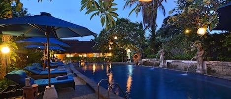 Piscine extérieure, parasols de plage, chaises longues