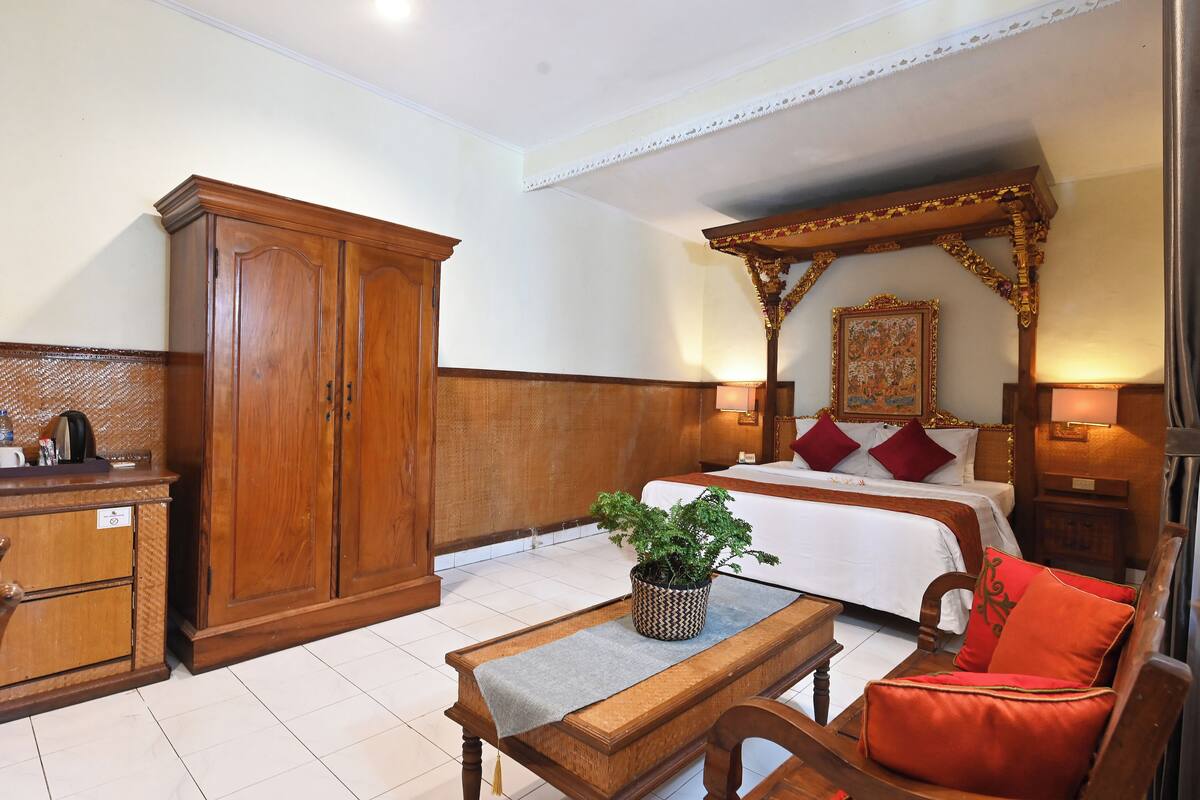 In-room safe, WiFi (free), bed sheets