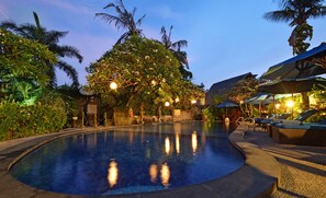สระว่ายน้ำกลางแจ้ง เปิด 7:00 น. ถึง 18:00 น., ร่มริมสระว่ายน้ำ