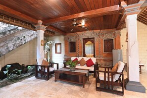 2 Bedrooms Family Villa (Upstairs and Downstairs) | Oppholdsområde | En 32-tommers LCD-TV med Parabol-TV samt TV