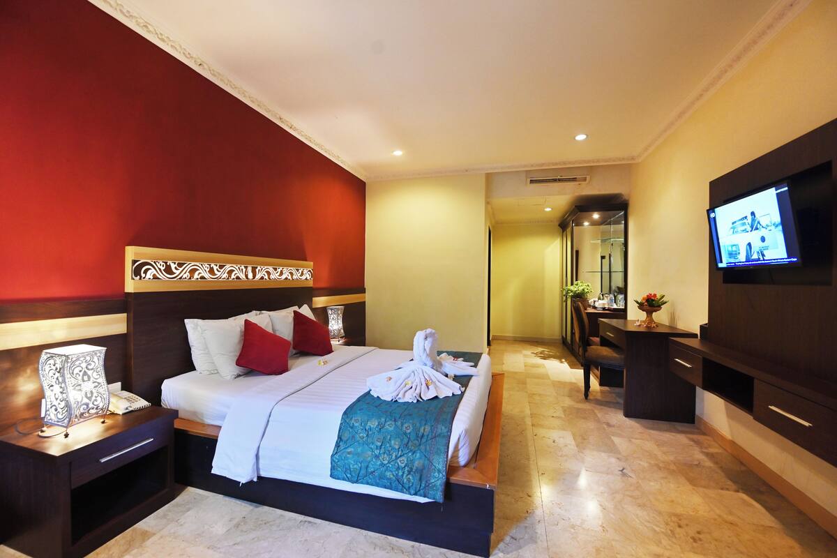 In-room safe, WiFi (free), bed sheets