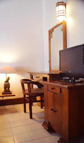 Casa rural | Minibar, caixa forta a l'habitació i escriptori 