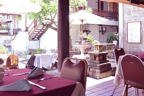 S'hi serveixen esmorzars, dinars, sopars i plats de cuina internacional 