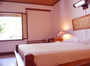 Casa rural | Minibar, caixa forta a l'habitació i escriptori 