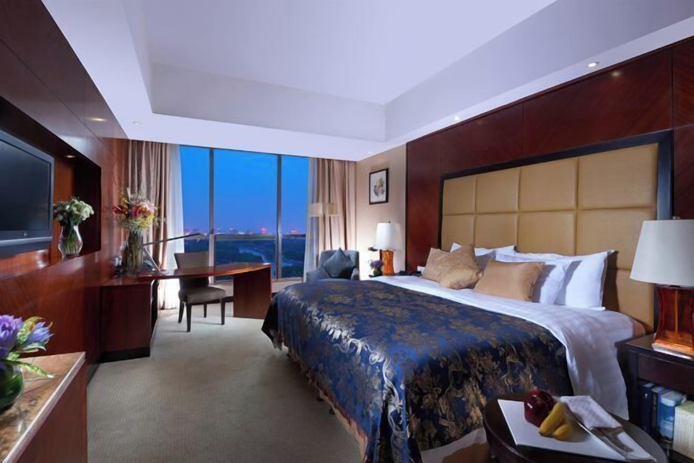 Een minibar, een kluis op de kamer, een bureau, verduisterende gordijnen