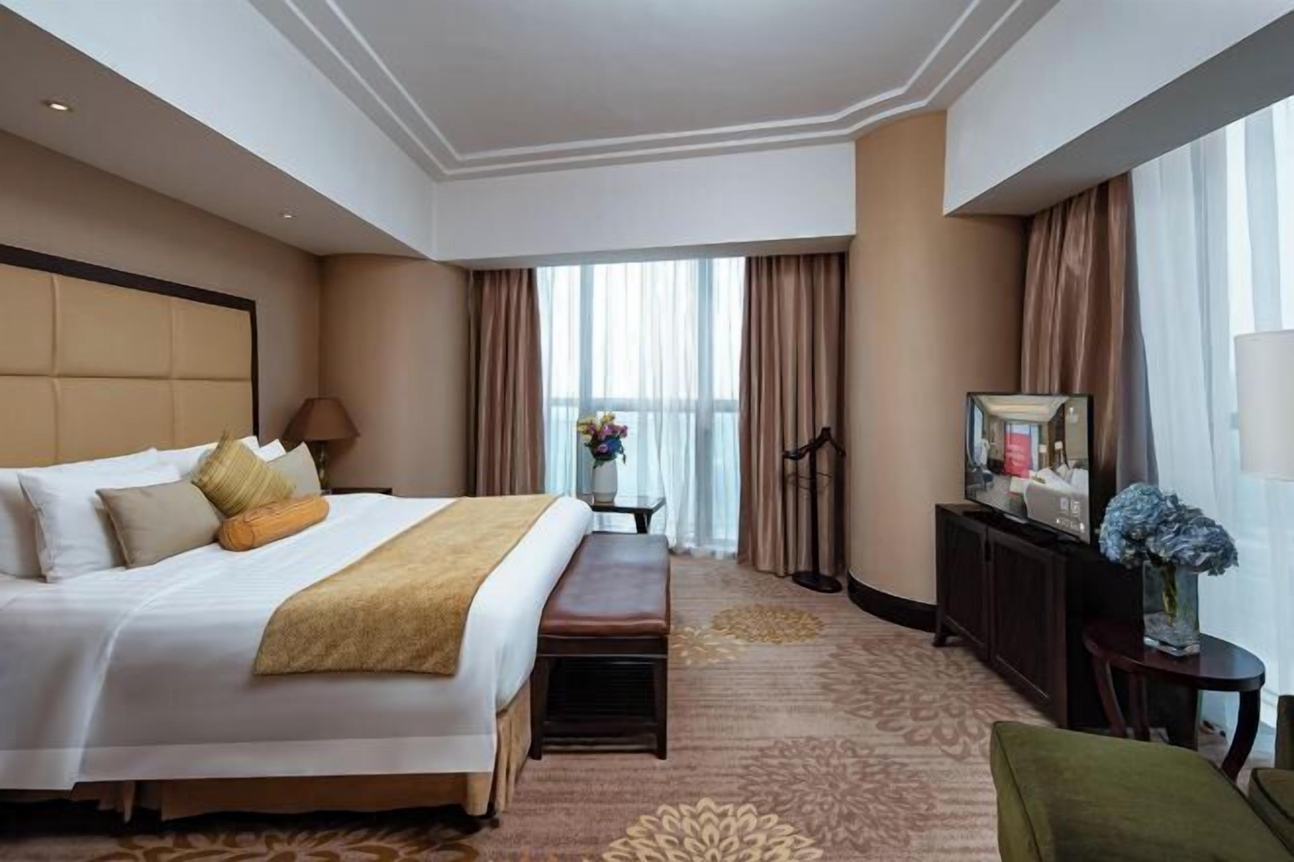 Een minibar, een kluis op de kamer, een bureau, verduisterende gordijnen