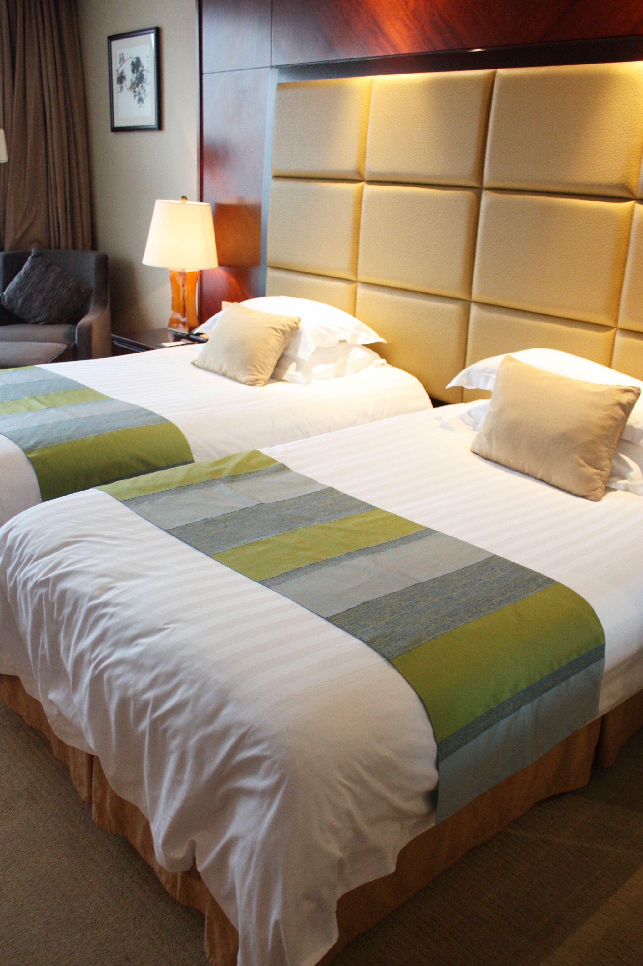 standard twin bed room | minibar, in-room safe, desk, blackout curtains