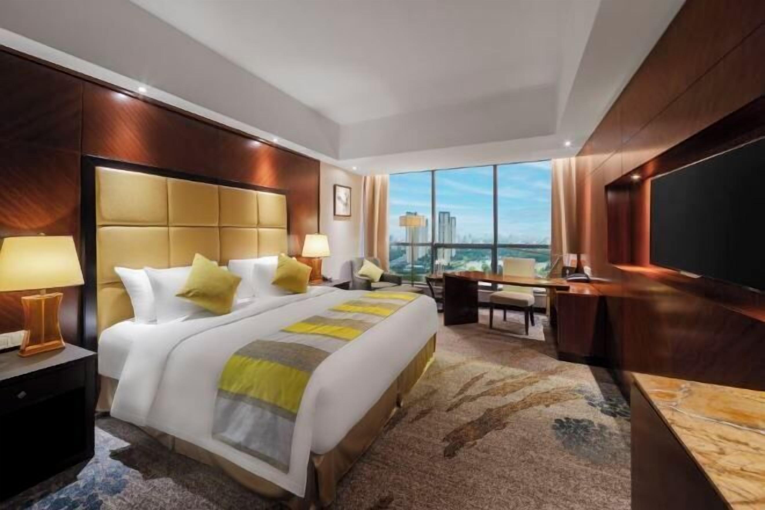 Een minibar, een kluis op de kamer, een bureau, verduisterende gordijnen