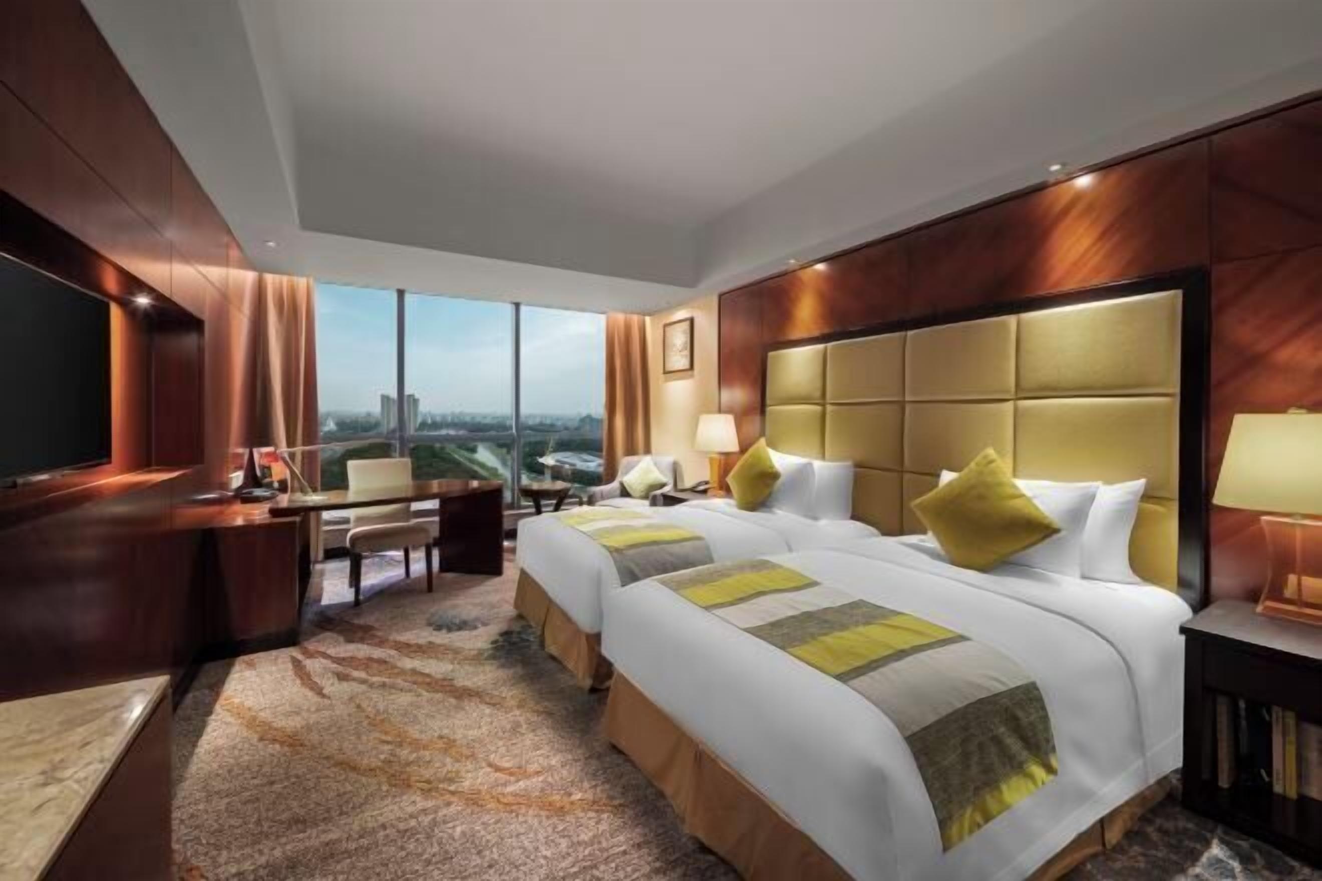 Een minibar, een kluis op de kamer, een bureau, verduisterende gordijnen