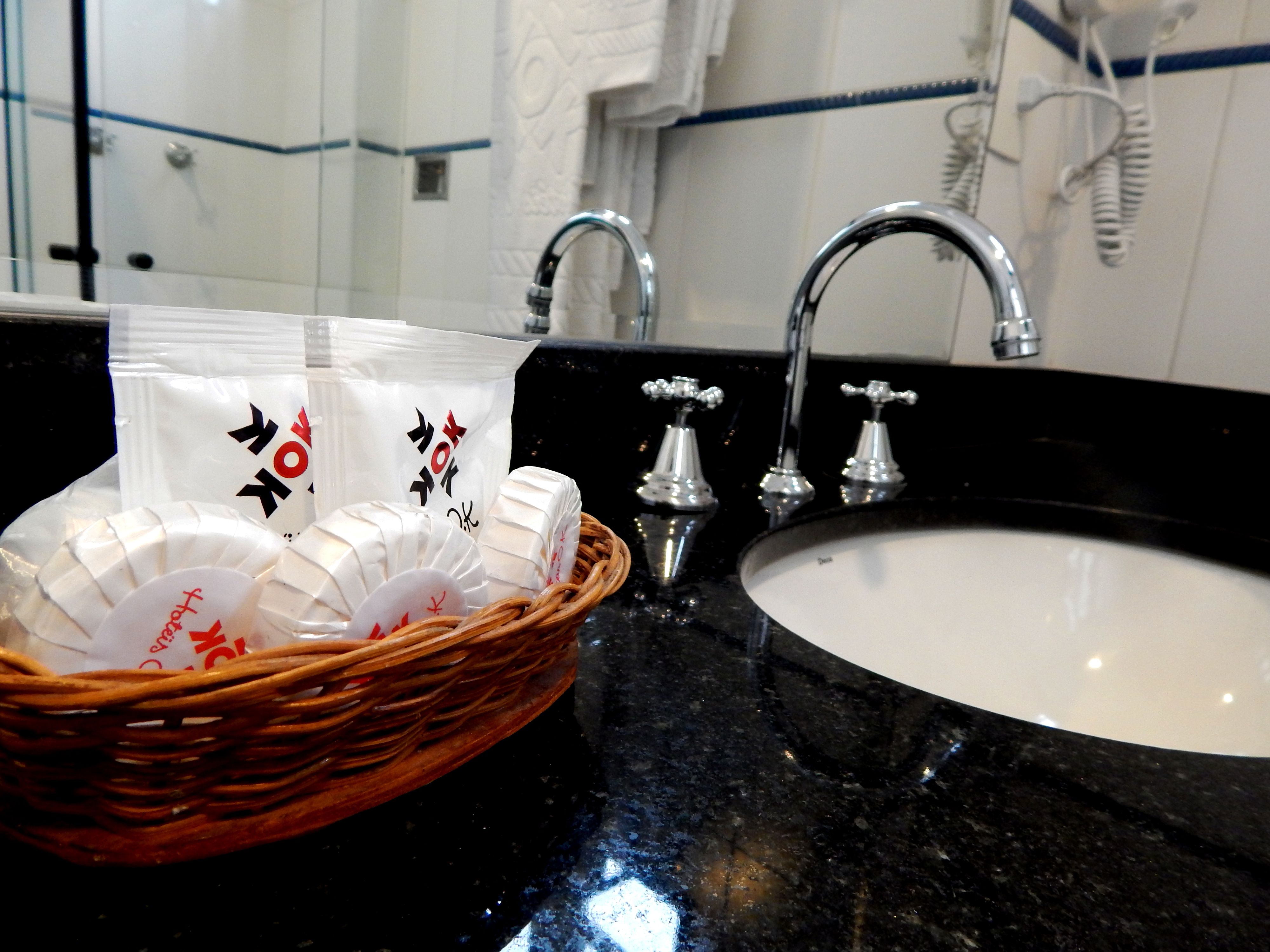 standard triple room, 3 single beds | bathroom | shower, towels