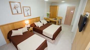 Standaard driepersoonskamer, 3 eenpersoonsbedden | Een minibar, een bureau, verduisterende gordijnen, wifi