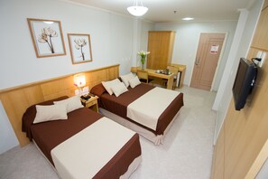 标准三人房, 3 张单人床 | 迷你吧、办公桌、遮光窗帘、WiFi