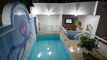 Piscina externa, espreguiçadeiras