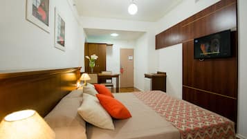 Quarto duplo standard, 2 camas de solteiro | Frigobar, escrivaninha, cortinas blackout, Wi-Fi