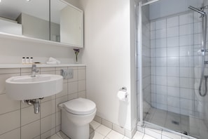 Douche, articles de toilette gratuits, sèche-cheveux
