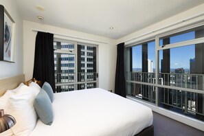 Iron/ironing board, cots/infant beds, free WiFi, bed sheets - Auckland Harbour Suites (Auckland)