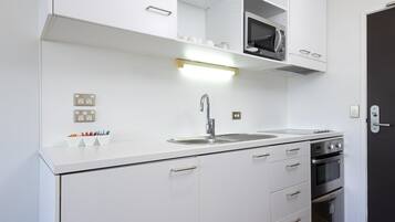 Frigorífic, microones, placa de cuina i rentaplats
