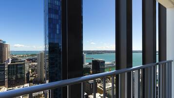 Un edificio alto con vistas a una masa de agua y otros edificios.