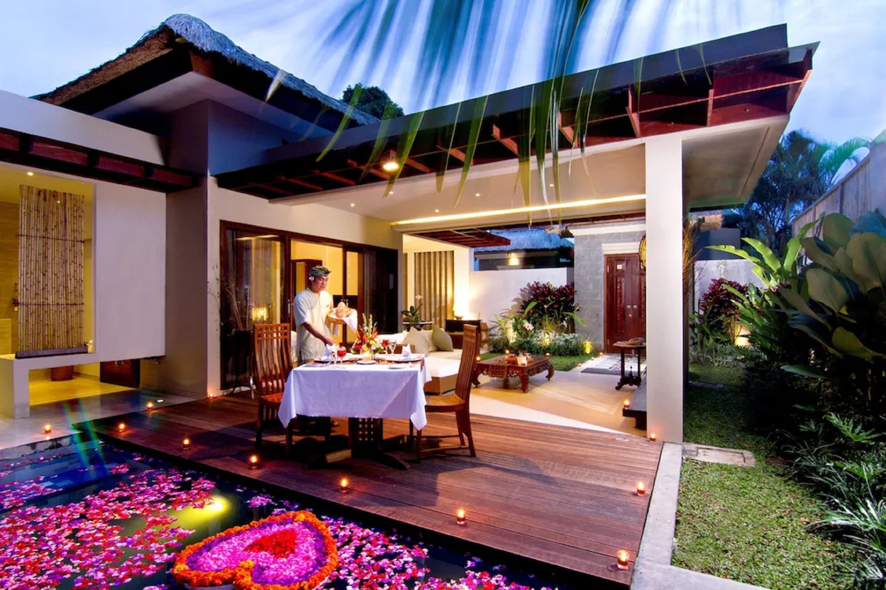 2 outdoor pools, open 7:00 am to 8:00 pm, pool loungers