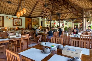Frühstück, Mittagessen, Abendessen, Blick auf den Pool 