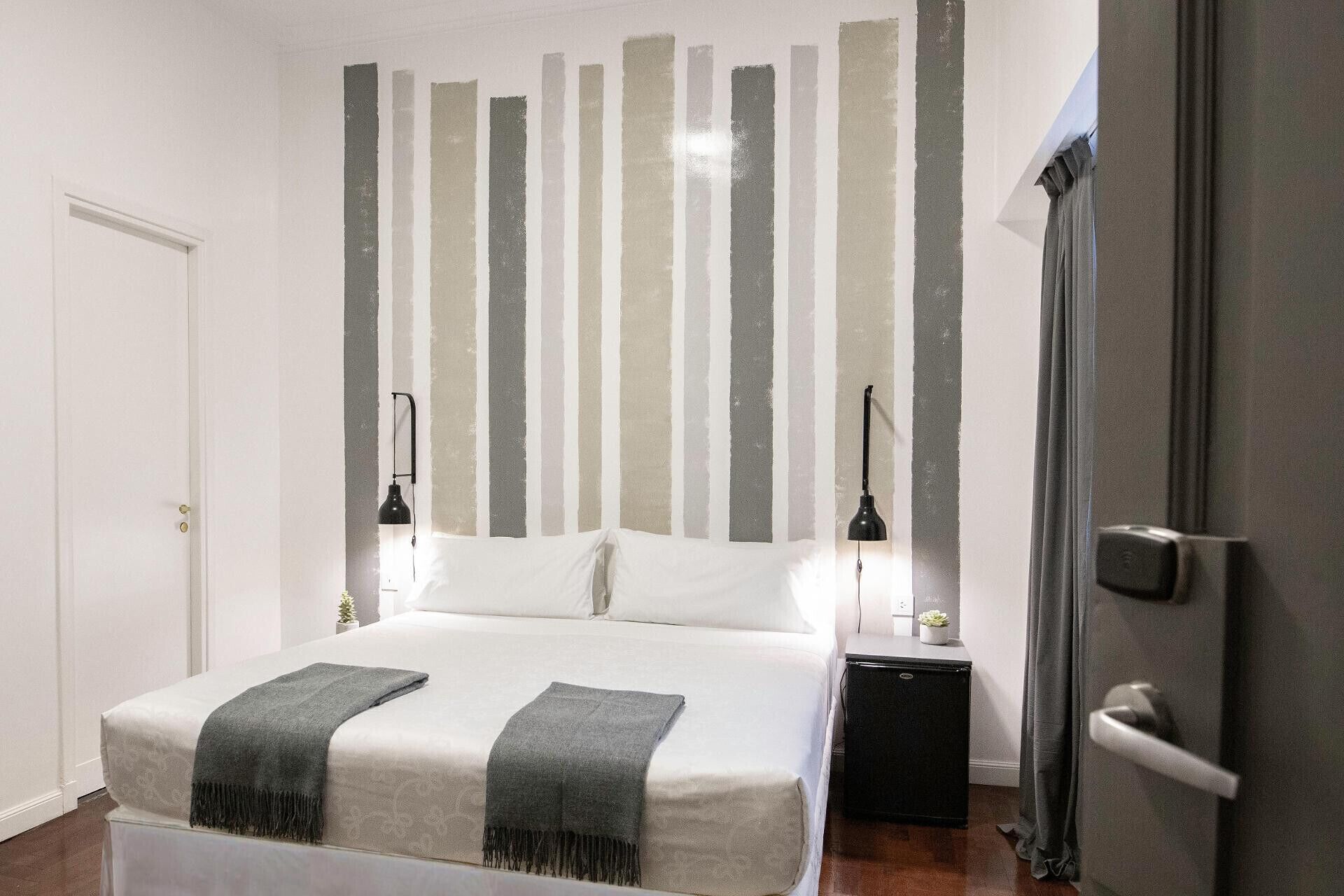 Ropa de cama de alta calidad, caja fuerte, wifi gratis y ropa de cama
