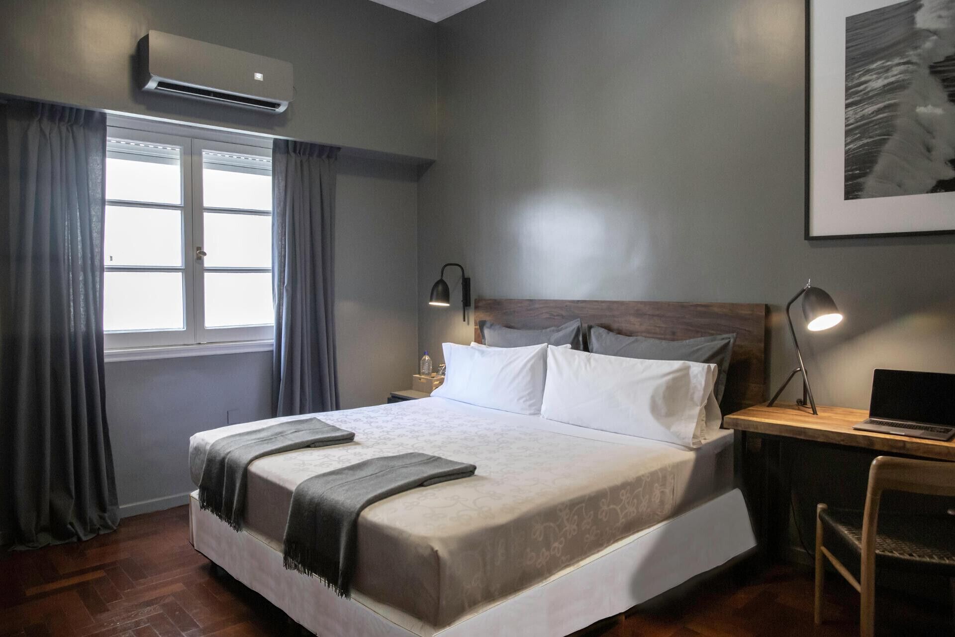 Ropa de cama de alta calidad, caja fuerte, wifi gratis y ropa de cama