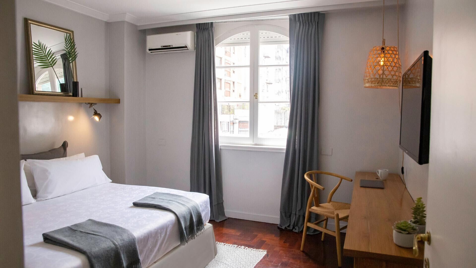 Ropa de cama de alta calidad, caja fuerte, wifi gratis y ropa de cama