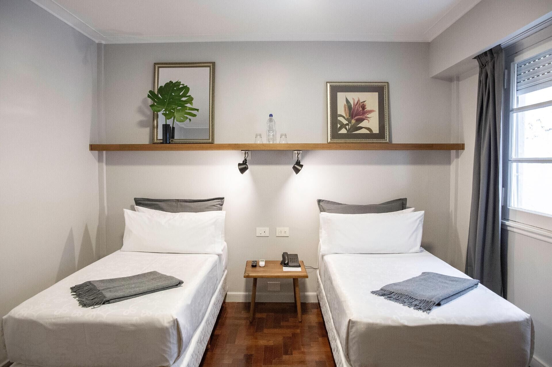 Ropa de cama de alta calidad, caja fuerte, wifi gratis y ropa de cama