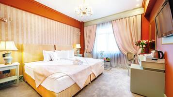 Superior Double Room | Pillowtop beds, minibar, in-room safe, desk