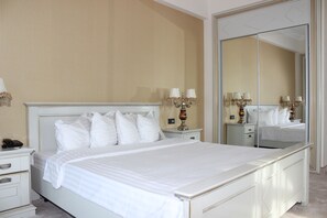 Suite junior, 1 cama matrimonial (Premium) | Camas con pillow-top, minibar y caja de seguridad en la habitación 