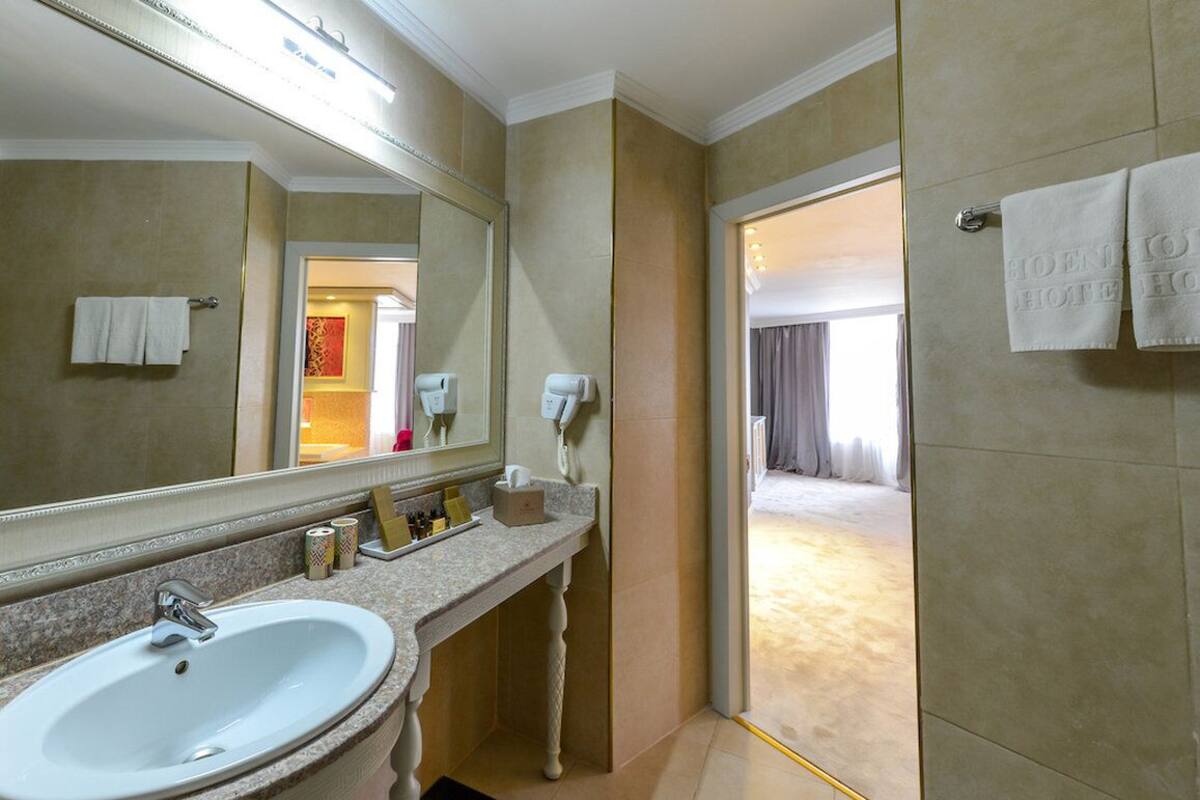 junior apartment, 1 double bed | bathroom | combined shower/bathtub, free toiletries, hair dryer, bathrobes