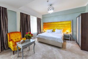 Pillowtop-patjalliset sängyt, minibaari, tallelokero huoneessa, työpöytä