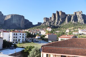 Un pueblo con edificios y acantilados rocosos al fondo.