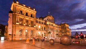 Ein historisches Gebäude mit klassischer Architektur, einem zentralen Innenhof und einer großen, kugelförmigen Skulptur.