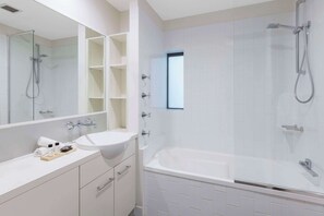 Escritorio, cortinas blackout, tabla de planchar con plancha y cunas 