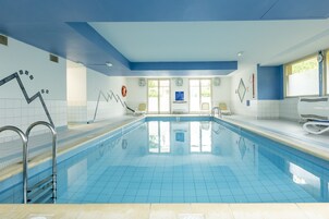 Una piscina cubierta